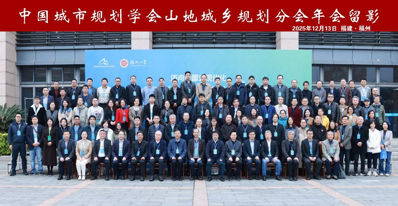 一群人站在一起AI 生成的内容可能不正确。